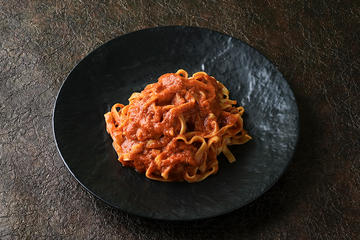北海道産紅ズワイ蟹と蟹味噌のトマトクリームパスタ~平打生麺タリアテッレ~