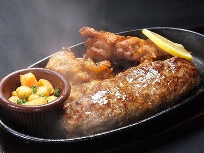 チャンピオン受賞の特製から揚げ2ピースと100%Beef手ごねハンバーグステーキ ライス付