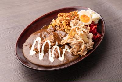 豚のスタミナ焼きのせ黒い肉カレー