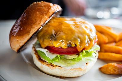 チーズバーガー(フレンチフライ付)Cheese Burger with French Fries