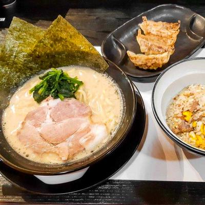 ラーメン 餃子 半チャーハン