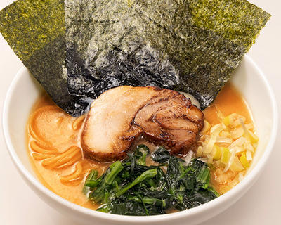 クリーミー醤油豚骨麺(薬味ネギ、のり3枚、豚叉焼1枚、ほうれん草)