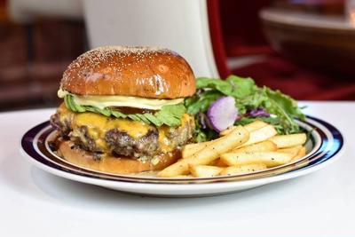 227gプレミアムアボカドチーズバーガーAVOCADO CHEESE BURGER フレンチフライSサイズ付き