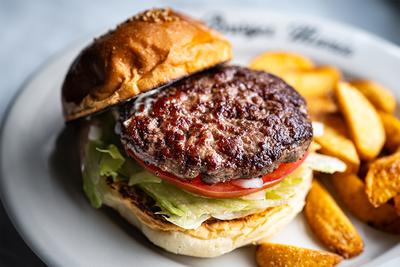 ハンバーガー(フレンチフライ付き)Hamburger with French Fries