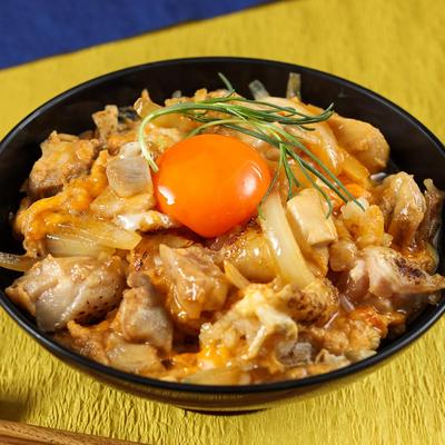 ”純種”黒烏骨鶏の卵と炙りもも肉の親子丼