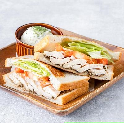 レモンのサラダチキンとブラックオリーブソースサンド