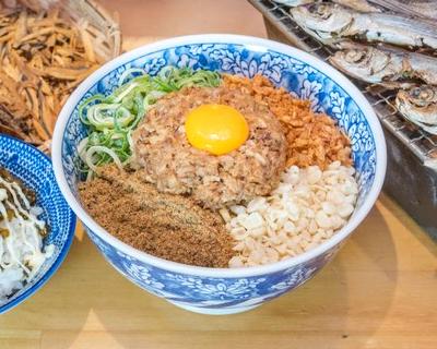 煮干しまぜそばと高菜マヨ丼セット