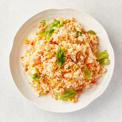 サーモンとレタスのチャーハン【鮭魚生菜炒飯】