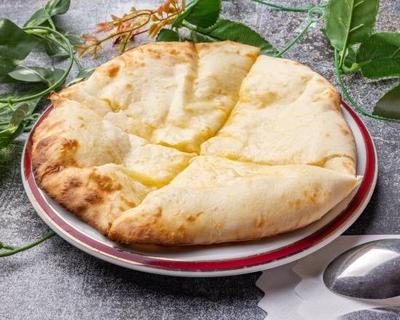 【当店人気No.1】チーズナン(Cheese nan)