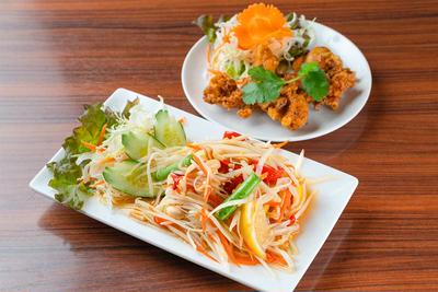 青パパイヤサラダ+鶏肉のハーブ揚