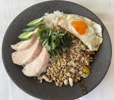 カオマンガイとガパオライス合い盛り/Khao Mangai and Gapao Rice