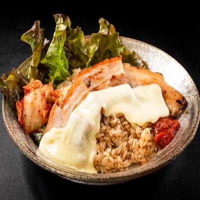 チーズサムギョプサル丼 Samgyeopsal Rice Bowl with Cheese