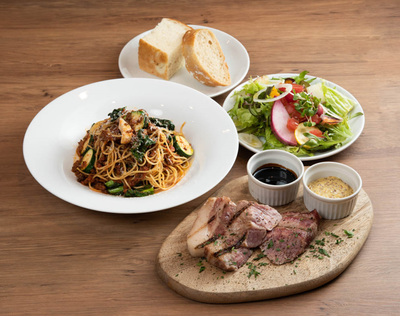コンプリートセット(サラダ、家製パン、パスタ、豚肩ロースのグリル)