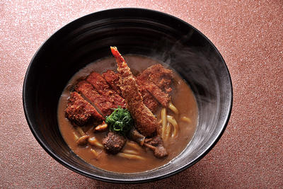 海老フライ、牛すじ、かつ カレー三昧のおうどん