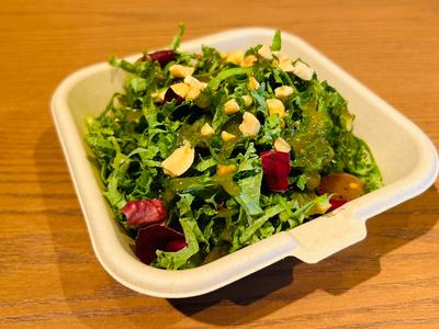 ケールとスモークナッツのサラダ