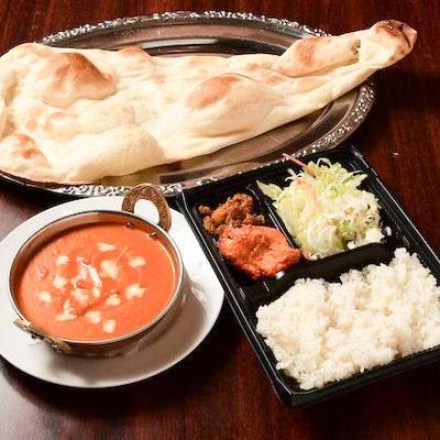 カレーは10種類(チキン、野菜、キーマチーズ、豆、キーマ、バターチキン、ほうれん草チキン、シーフード、マトン、ほうれん草キーマ)