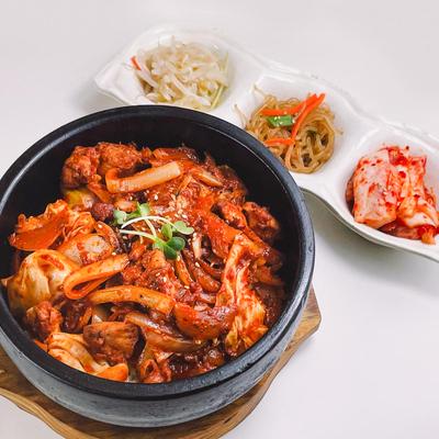 タッカルビ丼(韓国惣菜3品、ご飯大盛り無料)