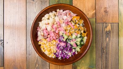 ベーコンとチーズの相性抜群ピンクシーザーサラダ
