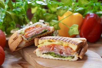 たっぷり野菜のホットサンド Vegetable Filled Hot Sandwich