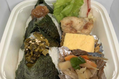 4種のお惣菜弁当「選べるおむすび！」単品より100円お得です！