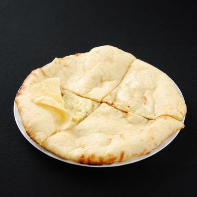 チーズナン(Cheese Naan)