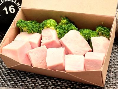 チキン200g&ブロッコリー40g (たんぱく質 Protein 32.6g/糖質 Sugar 2.8g/脂質 Fat 2.6g)