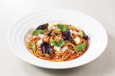 揚げ茄子とモッツアレラチーズのトマトソーススパゲッティ