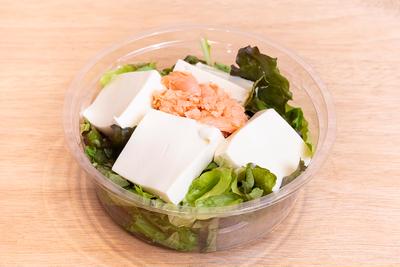 鮭と豆腐のサラダ
