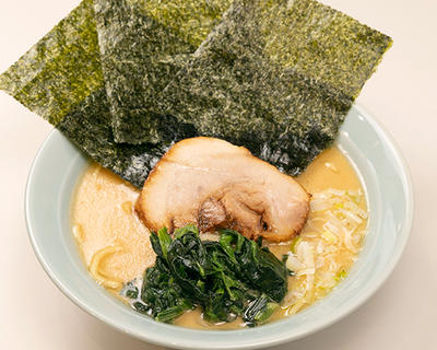 ラーメン(薬味ネギ、ほうれん草、のり3枚、チャーシュー1枚)