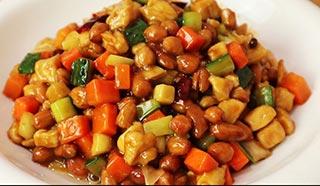 ピーナッツと鶏肉の角切り辛し炒め