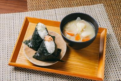 おむすび2個とスープの定食