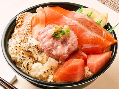 ガツ盛り丼(シャリ中盛無料)(144) Belly Rice Bowl