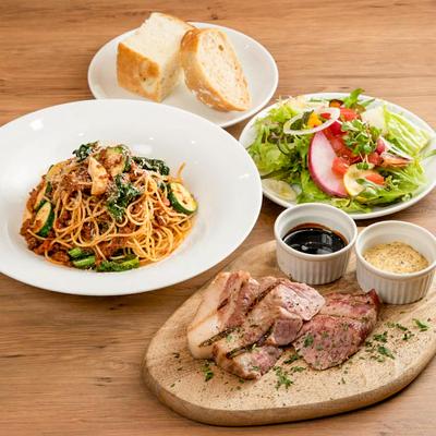 コンプリートディナーセット(前菜、家製パン、パスタ、豚肩ロースのグリル)