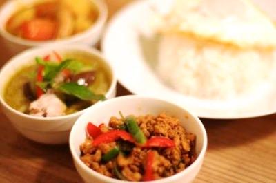 2 ガパオライスとグリーンカレーorガパオライスとチェンマイカレーの二種盛りセット