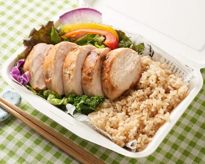 鶏むね肉ステーキ200gと玄米セット