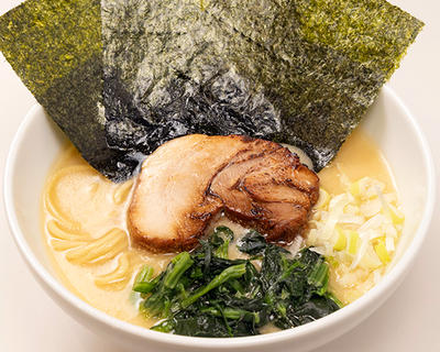 クリーミー塩豚骨麺(薬味ネギ、のり3枚、豚叉焼1枚、ほうれん草)