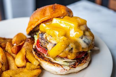 ゴールデンパインチーズバーガー(白金高輪店限定) GOLDEN PINEAPPLE CHEESE BURGER