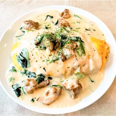 チキンとほうれん草のクリームソースオムライス