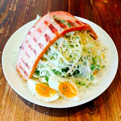 厚切りベーコンのシーザーサラダ
