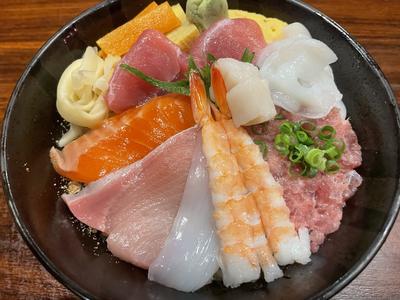 海鮮ちらし(赤身、サーモン、ネギトロ等)