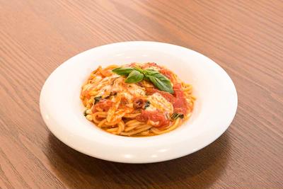 バジルとモッツァレラチーズのトマトソース 生スパゲティー