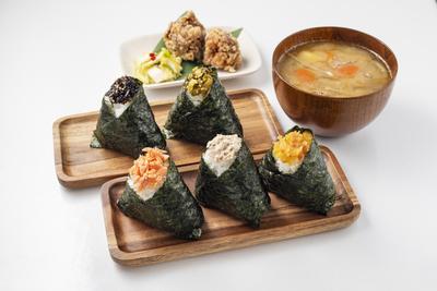 具だくさん豚汁満腹セット(おむすび5個+唐揚2個)