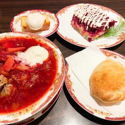 「毛皮のコートを着たニシン」セットDressed Herring Salad / Borsch / Meat Piroshki / Sharlotka Cake