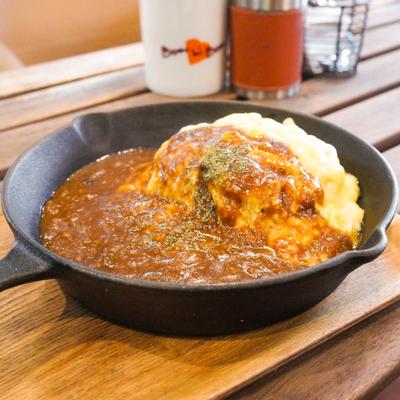 特製とろぉーりチーズのデミオムライス