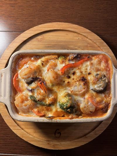 ぷりぷりエビと色々野菜のトマトソースの焼きチーズリゾット