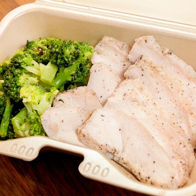 【ミニ】低温調理鶏胸ハムとハーブブロッコリーのたんぱく質サラダ
