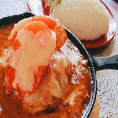 究極の塩麹フワトロハンバーグたっぷりチーズトマト(ライス・サラダ・目玉焼き付き)