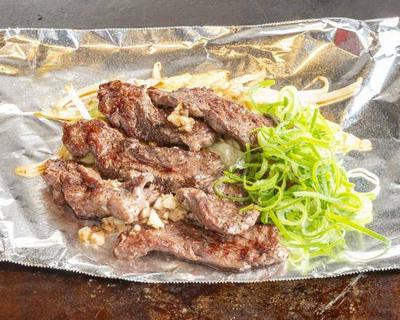 特選牛ハラミのにんにく塩焼き Grilled Specially Chosen Skirt Steak Seasoned with Garlic and Salt