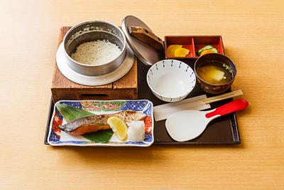 焼き鮭定食 Grilled Salmon Set Meal