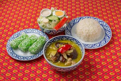 グリーンカレーセット (タイ米・野菜サラダ・デザート付き)